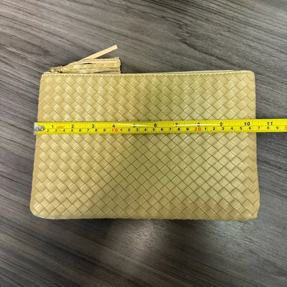 🔥HP🔥NWT Virginia Wolf Clutch Bag Woven Vegan Leather Gold - Picture 5 of 6